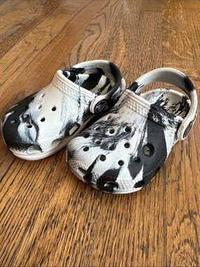 CROCS Kids Classic Clog - Black & White Marble